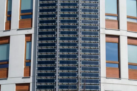 Das Beispielbild zeigt, wie Solarmodule senkrecht an der Haus-Fassade befestigt sind.